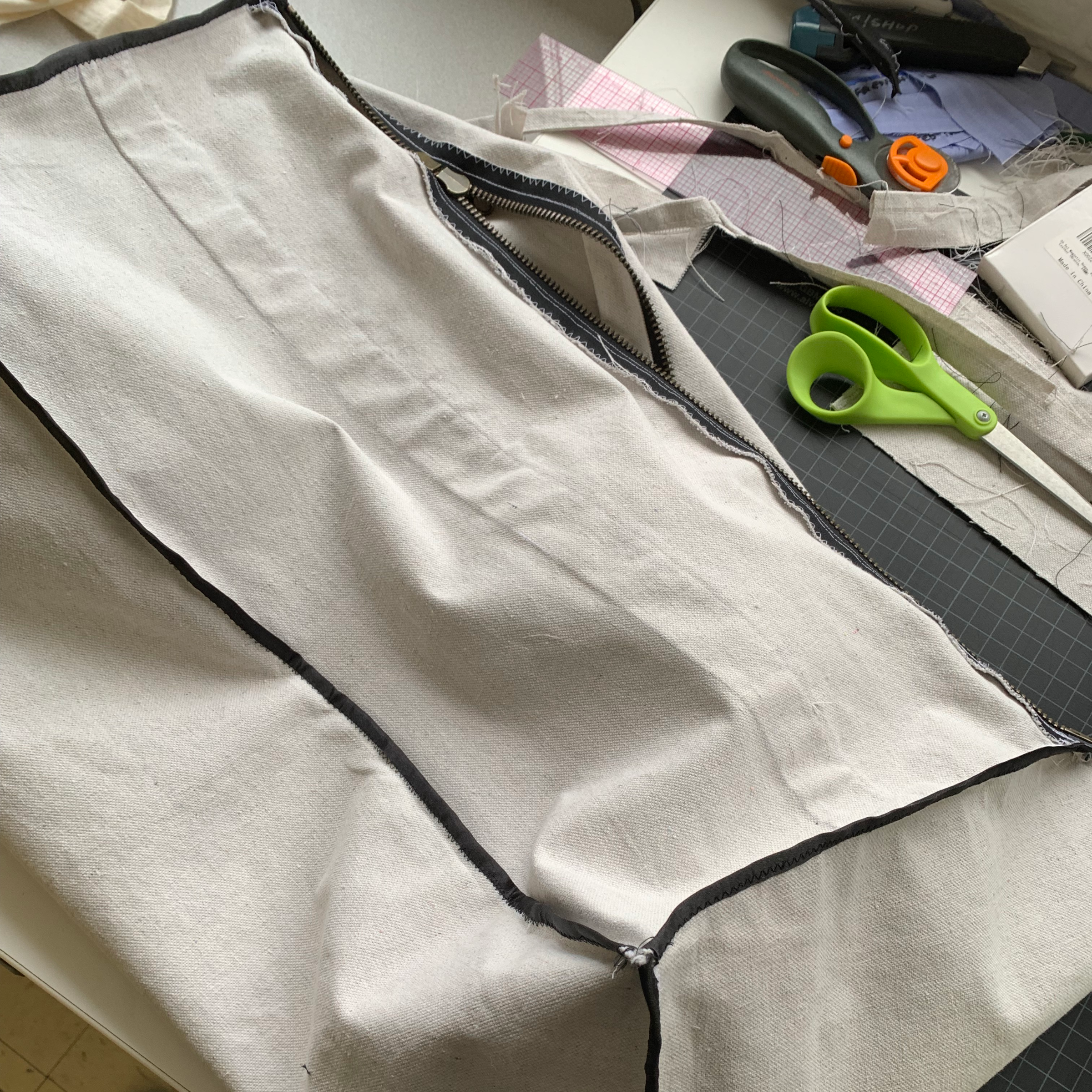 Drop cloth bag hardware and construction