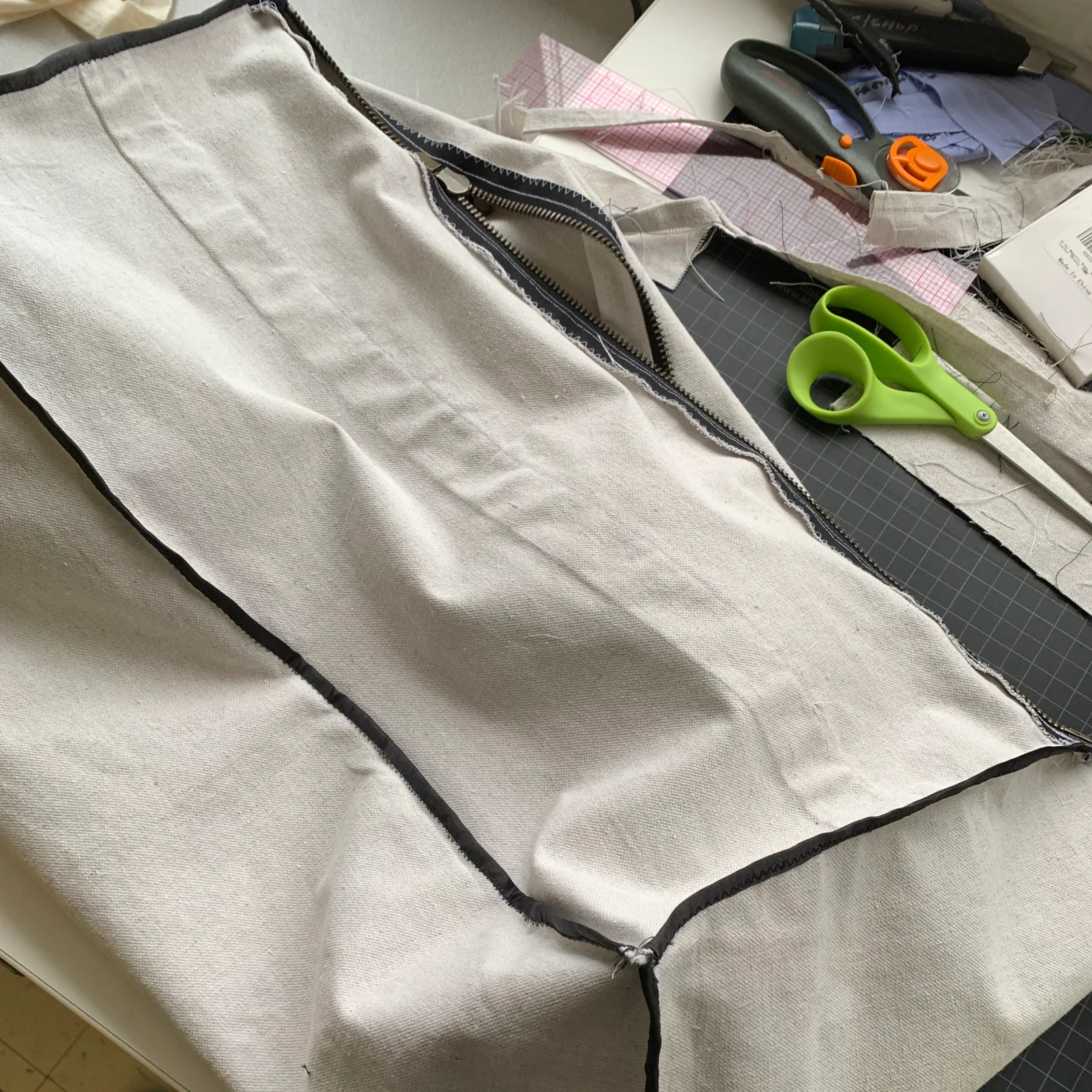 Drop cloth bag hardware and construction